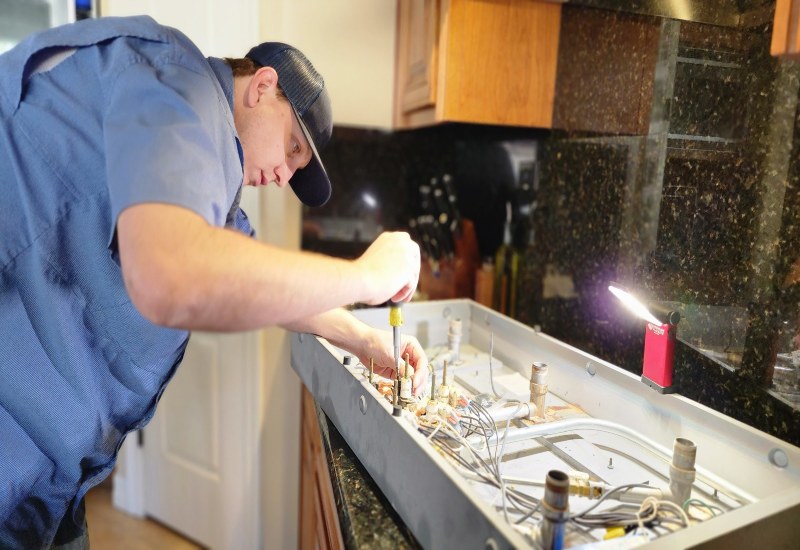 technician-offering-gas-range-repair An expert technician is offering gas range repair services in Gilbert & Fountain Hills, AZ